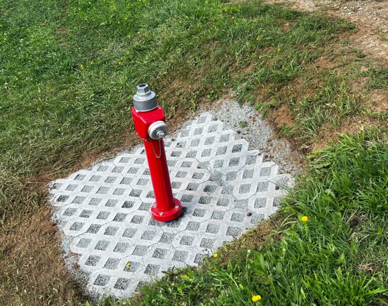 Neuer Oberflurhydrant am Sportplatz in Sassenreuth